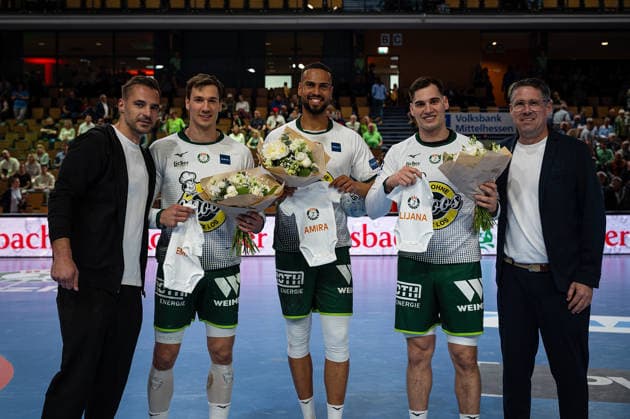 26.04.2026, xovx, Handball Daikin Handball Bundesliga, HSG Wetzlar - Bergischer HC Glückwünsche der Verantwortlichen der HSG Wetzlar für gleich drei Spieler, die in den letzten Wochen Väter jeweils einer kleinen Tochter geworden sind, v.l. Sportdirektor Michael Allendorf (HSG Wetzlar), Jona Schoch (HSG Wetzlar), Philipp Ahouansou (HSG Wetzlar), Josip Simic (HSG Wetzlar) und Geschäftsführer Björn Seipp (HSG Wetzlar) Wetzlar Buderus-Arena Hessen Deutschland (DE)