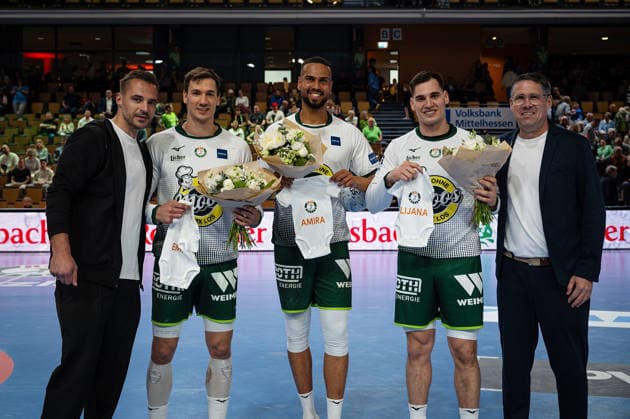 26.04.2026, xovx, Handball Daikin Handball Bundesliga, HSG Wetzlar - Bergischer HC Glückwünsche der Verantwortlichen der HSG Wetzlar für gleich drei Spieler, die in den letzten Wochen Väter jeweils einer kleinen Tochter geworden sind, v.l. Sportdirektor Michael Allendorf (HSG Wetzlar), Jona Schoch (HSG Wetzlar), Philipp Ahouansou (HSG Wetzlar), Josip Simic (HSG Wetzlar) und Geschäftsführer Björn Seipp (HSG Wetzlar) Wetzlar Buderus-Arena Hessen Deutschland (DE)