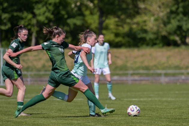 26.04.2026, Fußball, 2. Frauen-Bundesliga, 2025 2026, 23. Spieltag, SG 99 Andernach - VfL Wolfsburg II Leonie Krump (Andernach) behauptet sich gegen Karla Brinkmann (Wolfsburg). Andernach Stadion Rheinland-Pfalz Deutschland