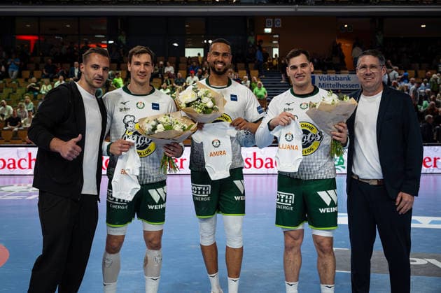 26.04.2026, xovx, Handball Daikin Handball Bundesliga, HSG Wetzlar - Bergischer HC Glückwünsche der Verantwortlichen der HSG Wetzlar für gleich drei Spieler, die in den letzten Wochen Väter jeweils einer kleinen Tochter geworden sind, v.l. Sportdirektor Michael Allendorf (HSG Wetzlar), Jona Schoch (HSG Wetzlar), Philipp Ahouansou (HSG Wetzlar), Josip Simic (HSG Wetzlar) und Geschäftsführer Björn Seipp (HSG Wetzlar) Wetzlar Buderus-Arena Hessen Deutschland (DE)