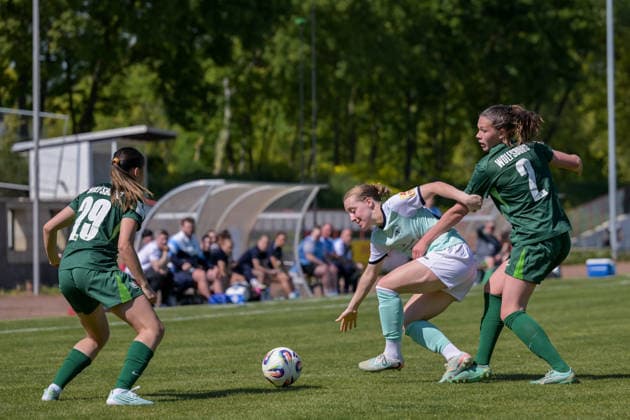 26.04.2026, Fußball, 2. Frauen-Bundesliga, 2025 2026, 23. Spieltag, SG 99 Andernach - VfL Wolfsburg II Zoe Brückel (Andernach) wird von Karla Brinkmann (Wolfsburg) festgehalten. Andernach Stadion Rheinland-Pfalz Deutschland