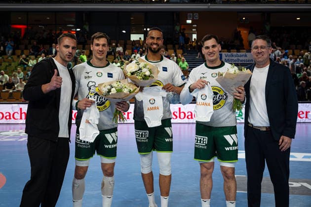 26.04.2026, xovx, Handball Daikin Handball Bundesliga, HSG Wetzlar - Bergischer HC Glückwünsche der Verantwortlichen der HSG Wetzlar für gleich drei Spieler, die in den letzten Wochen Väter jeweils einer kleinen Tochter geworden sind, v.l. Sportdirektor Michael Allendorf (HSG Wetzlar), Jona Schoch (HSG Wetzlar), Philipp Ahouansou (HSG Wetzlar), Josip Simic (HSG Wetzlar) und Geschäftsführer Björn Seipp (HSG Wetzlar) Wetzlar Buderus-Arena Hessen Deutschland (DE)
