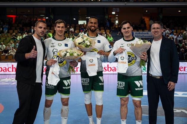 26.04.2026, xovx, Handball Daikin Handball Bundesliga, HSG Wetzlar - Bergischer HC Glückwünsche der Verantwortlichen der HSG Wetzlar für gleich drei Spieler, die in den letzten Wochen Väter jeweils einer kleinen Tochter geworden sind, v.l. Sportdirektor Michael Allendorf (HSG Wetzlar), Jona Schoch (HSG Wetzlar), Philipp Ahouansou (HSG Wetzlar), Josip Simic (HSG Wetzlar) und Geschäftsführer Björn Seipp (HSG Wetzlar) Wetzlar Buderus-Arena Hessen Deutschland (DE)