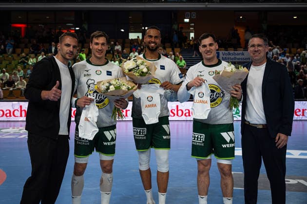26.04.2026, xovx, Handball Daikin Handball Bundesliga, HSG Wetzlar - Bergischer HC Glückwünsche der Verantwortlichen der HSG Wetzlar für gleich drei Spieler, die in den letzten Wochen Väter jeweils einer kleinen Tochter geworden sind, v.l. Sportdirektor Michael Allendorf (HSG Wetzlar), Jona Schoch (HSG Wetzlar), Philipp Ahouansou (HSG Wetzlar), Josip Simic (HSG Wetzlar) und Geschäftsführer Björn Seipp (HSG Wetzlar) Wetzlar Buderus-Arena Hessen Deutschland (DE)