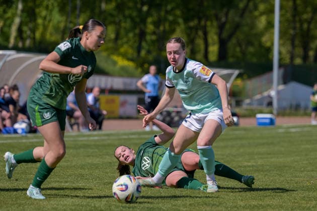 26.04.2026, Fußball, 2. Frauen-Bundesliga, 2025 2026, 23. Spieltag, SG 99 Andernach - VfL Wolfsburg II Zoe Brückel (Andernach) setzt sich gegen Karla Brinkmann (Wolfsburg, am Boden) durch, verliert aber dennoch den Ball. Andernach Stadion Rheinland-Pfalz Deutschland