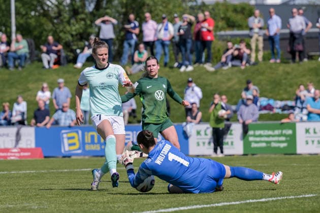 26.04.2026, Fußball, 2. Frauen-Bundesliga, 2025 2026, 23. Spieltag, SG 99 Andernach - VfL Wolfsburg II Torhüterin Christina Schönwetter (Wolfsburg) hat den Ball, vor Carolin Schraa (Andernach), sicher. Andernach Stadion Rheinland-Pfalz Deutschland