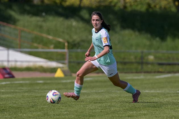 26.04.2026, Fußball, 2. Frauen-Bundesliga, 2025 2026, 23. Spieltag, SG 99 Andernach - VfL Wolfsburg II Muriel Bey (Andernach) mit dem Ball. Andernach Stadion Rheinland-Pfalz Deutschland