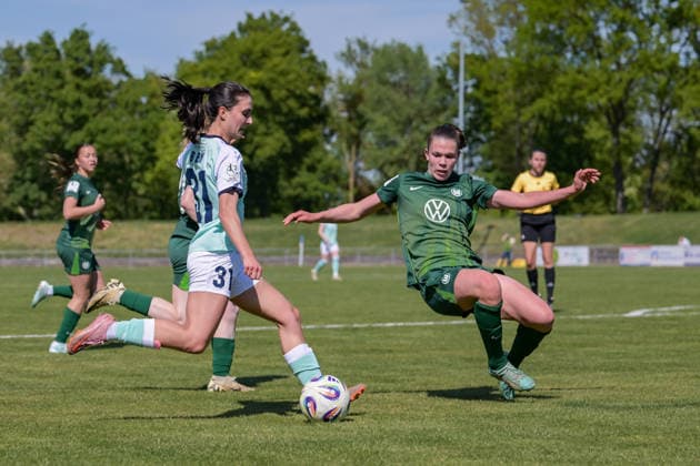26.04.2026, Fußball, 2. Frauen-Bundesliga, 2025 2026, 23. Spieltag, SG 99 Andernach - VfL Wolfsburg II Muriel Bey (31 Andernach) mit einer Hereingabe. Karla Brinkmann (Wolfsburg) versucht sich noch in den Schuss reinzuwerfen. Andernach Stadion Rheinland-Pfalz Deutschland
