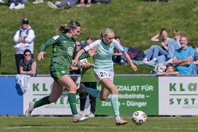 26.04.2026, Fußball, 2. Frauen-Bundesliga, 2025 2026, 23. Spieltag, SG 99 Andernach - VfL Wolfsburg II Isabel Pfeiffer (21 Andernach) setzt sich auf dem Flügel durch. Andernach Stadion Rheinland-Pfalz Deutschland