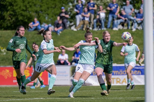 26.04.2026, Fußball, 2. Frauen-Bundesliga, 2025 2026, 23. Spieltag, SG 99 Andernach - VfL Wolfsburg II Freyja Landrö (Wolfsburg) hält Carolin Schraa (7 Andernach) mit dem Arm am Hals zurück. Andernach Stadion Rheinland-Pfalz Deutschland