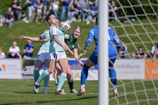 26.04.2026, Fußball, 2. Frauen-Bundesliga, 2025 2026, 23. Spieltag, SG 99 Andernach - VfL Wolfsburg II Sarah Klyta (11 Andernach) nimmt den Ball im Strafraum mit der Brust an. Andernach Stadion Rheinland-Pfalz Deutschland
