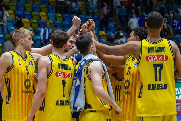 Basketball Bundesliga BBL, Frankfurt Skyliners vs. ALBA Berlin, Süwag Energie Arena Frankfurt am Main; 26.04.2026 Basketball Bundesliga BBL, Frankfurt am Main, Germany - 26.04.2026: Die Spieler von ALBA Berlin nach dem gewonnenen Spiel, Basketball Bundesliga BBL, Spiel der Frankfurt Skyliners vs. ALBA Berlin, Süwag Energie Arena Frankfurt am Main Copyright: xBEAUTIFULxSPORTS Freudensteinx