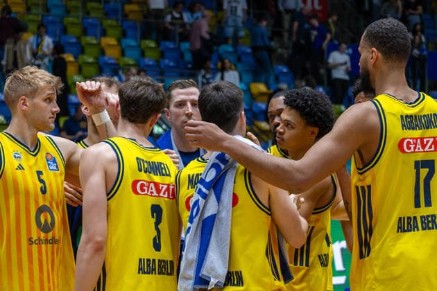 Basketball Bundesliga BBL, Frankfurt Skyliners vs. ALBA Berlin, Süwag Energie Arena Frankfurt am Main; 26.04.2026 Basketball Bundesliga BBL, Frankfurt am Main, Germany - 26.04.2026: Die Spieler von ALBA Berlin nach dem gewonnenen Spiel, Basketball Bundesliga BBL, Spiel der Frankfurt Skyliners vs. ALBA Berlin, Süwag Energie Arena Frankfurt am Main Copyright: xBEAUTIFULxSPORTS Freudensteinx