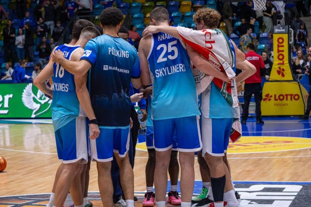 Basketball Bundesliga BBL, Frankfurt Skyliners vs. ALBA Berlin, Süwag Energie Arena Frankfurt am Main; 26.04.2026 Basketball Bundesliga BBL, Frankfurt am Main, Germany - 26.04.2026: Die Spieler von den Frankfurt Skyliners nach dem verlorenen Spiel, Basketball Bundesliga BBL, Spiel der Frankfurt Skyliners vs. ALBA Berlin, Süwag Energie Arena Frankfurt am Main Copyright: xBEAUTIFULxSPORTS Freudensteinx