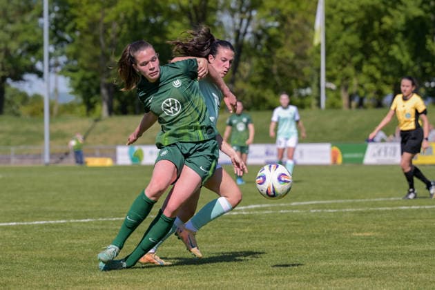 26.04.2026, Fußball, 2. Frauen-Bundesliga, 2025 2026, 23. Spieltag, SG 99 Andernach - VfL Wolfsburg II Karla Brinkmann (Wolfsburg) und Lisa Kossmann (Andernach) iim Zweikampf. Andernach Stadion Rheinland-Pfalz Deutschland