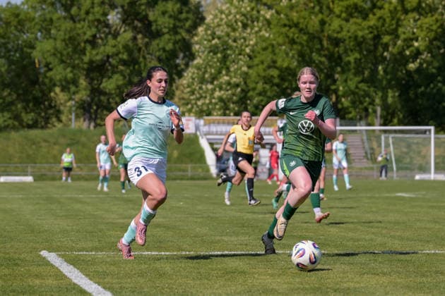 26.04.2026, Fußball, 2. Frauen-Bundesliga, 2025 2026, 23. Spieltag, SG 99 Andernach - VfL Wolfsburg II Muriel Bey (31 Andernach) und Freyja Landrö (Wolfsburg) sprinten in den Strafraum. Andernach Stadion Rheinland-Pfalz Deutschland