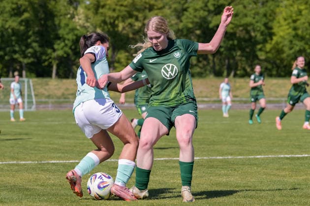 26.04.2026, Fußball, 2. Frauen-Bundesliga, 2025 2026, 23. Spieltag, SG 99 Andernach - VfL Wolfsburg II Freyja Landrö (Wolfsburg) trifft Muriel Bey (Andernach) am Fuß. Es gibt Strafstoß. Andernach Stadion Rheinland-Pfalz Deutschland
