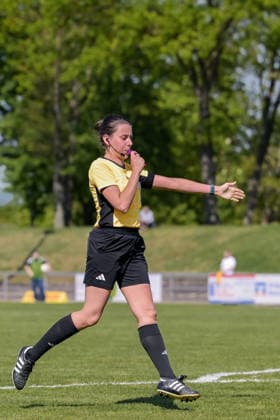 26.04.2026, Fußball, 2. Frauen-Bundesliga, 2025 2026, 23. Spieltag, SG 99 Andernach - VfL Wolfsburg II Schiedsrichterin Marie-Theres Mühlbauer pfeifft und zeigt auf den Elfmeterpunkt. Andernach Stadion Rheinland-Pfalz Deutschland