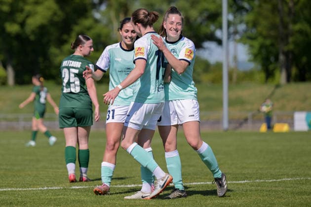 26.04.2026, Fußball, 2. Frauen-Bundesliga, 2025 2026, 23. Spieltag, SG 99 Andernach - VfL Wolfsburg II Große Freude bei Muriel Bey (31 Andernach), und den Torschützinnen Vanessa Zilligen (15) sowie Leonie Krump (Andernach). Andernach Stadion Rheinland-Pfalz Deutschland