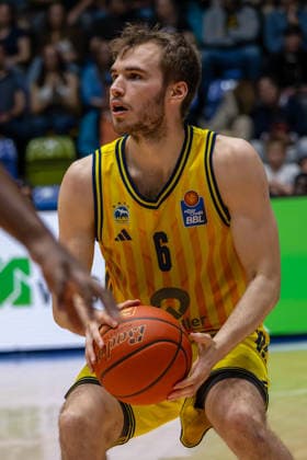 Basketball Bundesliga BBL, Frankfurt Skyliners vs. ALBA Berlin, Süwag Energie Arena Frankfurt am Main; 26.04.2026 Basketball Bundesliga BBL, Frankfurt am Main, Germany - 26.04.2026: Malte Delow (ALBA BERLIN, 6) am Ball, Basketball Bundesliga BBL, Spiel der Frankfurt Skyliners vs. ALBA Berlin, Süwag Energie Arena Frankfurt am Main Copyright: xBEAUTIFULxSPORTS Freudensteinx