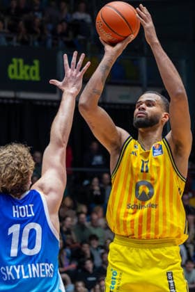 Basketball Bundesliga BBL, Frankfurt Skyliners vs. ALBA Berlin, Süwag Energie Arena Frankfurt am Main; 26.04.2026 Basketball Bundesliga BBL, Frankfurt am Main, Germany - 26.04.2026: Norris Agbakoko (ALBA BERLIN, 17) überspringt Jacob Holt (Frankfurt Skyliners, 10), Basketball Bundesliga BBL, Spiel der Frankfurt Skyliners vs. ALBA Berlin, Süwag Energie Arena Frankfurt am Main Copyright: xBEAUTIFULxSPORTS Freudensteinx