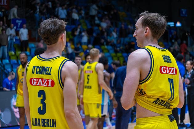 Basketball Bundesliga BBL, Frankfurt Skyliners vs. ALBA Berlin, Süwag Energie Arena Frankfurt am Main; 26.04.2026 Basketball Bundesliga BBL, Frankfurt am Main, Germany - 26.04.2026: Alex O™Connell (ALBA BERLIN, 3) und Moses Wood (ALBA BERLIN, 11) nach dem gewonnenen Spiel, Basketball Bundesliga BBL, Spiel der Frankfurt Skyliners vs. ALBA Berlin, Süwag Energie Arena Frankfurt am Main Copyright: xBEAUTIFULxSPORTS Freudensteinx