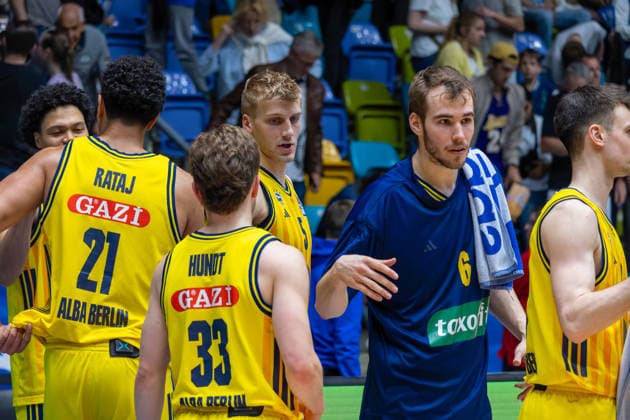 Basketball Bundesliga BBL, Frankfurt Skyliners vs. ALBA Berlin, Süwag Energie Arena Frankfurt am Main; 26.04.2026 Basketball Bundesliga BBL, Frankfurt am Main, Germany - 26.04.2026: Die Spieler von ALBA Berlin nach dem gewonnenen Spiel, Basketball Bundesliga BBL, Spiel der Frankfurt Skyliners vs. ALBA Berlin, Süwag Energie Arena Frankfurt am Main Copyright: xBEAUTIFULxSPORTS Freudensteinx
