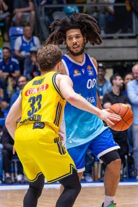 Basketball Bundesliga BBL, Frankfurt Skyliners vs. ALBA Berlin, Süwag Energie Arena Frankfurt am Main; 26.04.2026 Basketball Bundesliga BBL, Frankfurt am Main, Germany - 26.04.2026: Tyger Campbell (Frankfurt Skyliners, 00) gegen Bennet Hundt (ALBA BERLIN, 33), Basketball Bundesliga BBL, Spiel der Frankfurt Skyliners vs. ALBA Berlin, Süwag Energie Arena Frankfurt am Main Copyright: xBEAUTIFULxSPORTS Freudensteinx