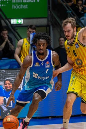 Basketball Bundesliga BBL, Frankfurt Skyliners vs. ALBA Berlin, Süwag Energie Arena Frankfurt am Main; 26.04.2026 Basketball Bundesliga BBL, Frankfurt am Main, Germany - 26.04.2026: Isaiah Swope (Frankfurt Skyliners, 1) gegen Malte Delow (ALBA BERLIN, 6), Basketball Bundesliga BBL, Spiel der Frankfurt Skyliners vs. ALBA Berlin, Süwag Energie Arena Frankfurt am Main Copyright: xBEAUTIFULxSPORTS Freudensteinx