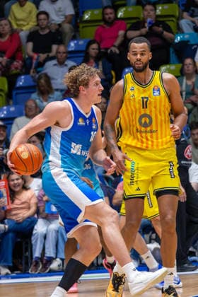 Basketball Bundesliga BBL, Frankfurt Skyliners vs. ALBA Berlin, Süwag Energie Arena Frankfurt am Main; 26.04.2026 Basketball Bundesliga BBL, Frankfurt am Main, Germany - 26.04.2026: Jacob Holt (Frankfurt Skyliners, 10) am Ball gegen Norris Agbakoko (ALBA BERLIN, 17), Basketball Bundesliga BBL, Spiel der Frankfurt Skyliners vs. ALBA Berlin, Süwag Energie Arena Frankfurt am Main Copyright: xBEAUTIFULxSPORTS Freudensteinx