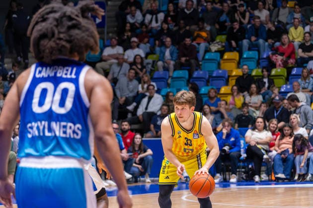 Basketball Bundesliga BBL, Frankfurt Skyliners vs. ALBA Berlin, Süwag Energie Arena Frankfurt am Main; 26.04.2026 Basketball Bundesliga BBL, Frankfurt am Main, Germany - 26.04.2026: Bennet Hundt (ALBA BERLIN, 33) am Ball, Basketball Bundesliga BBL, Spiel der Frankfurt Skyliners vs. ALBA Berlin, Süwag Energie Arena Frankfurt am Main Copyright: xBEAUTIFULxSPORTS Freudensteinx