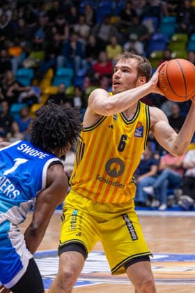 Basketball Bundesliga BBL, Frankfurt Skyliners vs. ALBA Berlin, Süwag Energie Arena Frankfurt am Main; 26.04.2026 Basketball Bundesliga BBL, Frankfurt am Main, Germany - 26.04.2026: Malte Delow (ALBA BERLIN, 6) am Ball vor Isaiah Swope (Frankfurt Skyliners, 1), Basketball Bundesliga BBL, Spiel der Frankfurt Skyliners vs. ALBA Berlin, Süwag Energie Arena Frankfurt am Main Copyright: xBEAUTIFULxSPORTS Freudensteinx