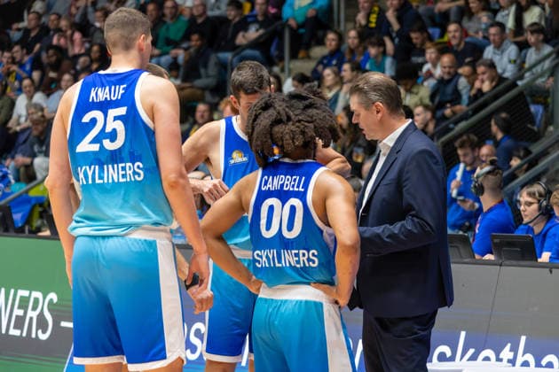 Basketball Bundesliga BBL, Frankfurt Skyliners vs. ALBA Berlin, Süwag Energie Arena Frankfurt am Main; 26.04.2026 Basketball Bundesliga BBL, Frankfurt am Main, Germany - 26.04.2026: Die Spieler der Frankfurt Skyliners während einer Auszeit mit Klaus Perwas (Headcoach Frankfurt Skyliners), Basketball Bundesliga BBL, Spiel der Frankfurt Skyliners vs. ALBA Berlin, Süwag Energie Arena Frankfurt am Main Copyright: xBEAUTIFULxSPORTS Freudensteinx