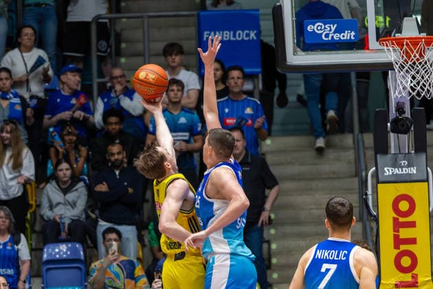 Basketball Bundesliga BBL, Frankfurt Skyliners vs. ALBA Berlin, Süwag Energie Arena Frankfurt am Main; 26.04.2026 Basketball Bundesliga BBL, Frankfurt am Main, Germany - 26.04.2026: Jacob Knauf (Frankfurt Skyliners, 25) versucht den Ball zu blocken, Basketball Bundesliga BBL, Spiel der Frankfurt Skyliners vs. ALBA Berlin, Süwag Energie Arena Frankfurt am Main Copyright: xBEAUTIFULxSPORTS Freudensteinx