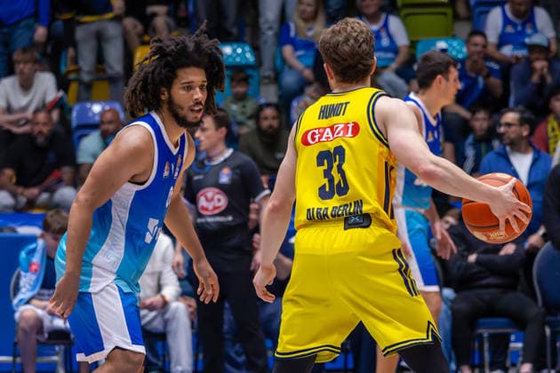 Basketball Bundesliga BBL, Frankfurt Skyliners vs. ALBA Berlin, Süwag Energie Arena Frankfurt am Main; 26.04.2026 Basketball Bundesliga BBL, Frankfurt am Main, Germany - 26.04.2026: Bennet Hundt (ALBA BERLIN, 33) am Ball gegen Tyger Campbell (Frankfurt Skyliners, 00), Basketball Bundesliga BBL, Spiel der Frankfurt Skyliners vs. ALBA Berlin, Süwag Energie Arena Frankfurt am Main Copyright: xBEAUTIFULxSPORTS Freudensteinx