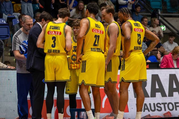 Basketball Bundesliga BBL, Frankfurt Skyliners vs. ALBA Berlin, Süwag Energie Arena Frankfurt am Main; 26.04.2026 Basketball Bundesliga BBL, Frankfurt am Main, Germany - 26.04.2026: Die Spieler von ALBA Berlin kurz vor Spielende, Basketball Bundesliga BBL, Spiel der Frankfurt Skyliners vs. ALBA Berlin, Süwag Energie Arena Frankfurt am Main Copyright: xBEAUTIFULxSPORTS Freudensteinx