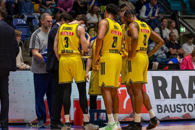 Basketball Bundesliga BBL, Frankfurt Skyliners vs. ALBA Berlin, Süwag Energie Arena Frankfurt am Main; 26.04.2026 Basketball Bundesliga BBL, Frankfurt am Main, Germany - 26.04.2026: Die Spieler von ALBA Berlin kurz vor Spielende, Basketball Bundesliga BBL, Spiel der Frankfurt Skyliners vs. ALBA Berlin, Süwag Energie Arena Frankfurt am Main Copyright: xBEAUTIFULxSPORTS Freudensteinx