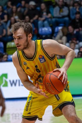 Basketball Bundesliga BBL, Frankfurt Skyliners vs. ALBA Berlin, Süwag Energie Arena Frankfurt am Main; 26.04.2026 Basketball Bundesliga BBL, Frankfurt am Main, Germany - 26.04.2026: Malte Delow (ALBA BERLIN, 6) am Ball, Basketball Bundesliga BBL, Spiel der Frankfurt Skyliners vs. ALBA Berlin, Süwag Energie Arena Frankfurt am Main Copyright: xBEAUTIFULxSPORTS Freudensteinx