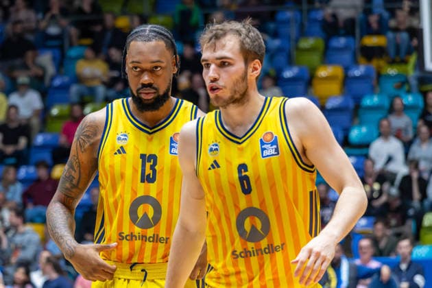 Basketball Bundesliga BBL, Frankfurt Skyliners vs. ALBA Berlin, Süwag Energie Arena Frankfurt am Main; 26.04.2026 Basketball Bundesliga BBL, Frankfurt am Main, Germany - 26.04.2026: J Wan Roberts (ALBA BERLIN, 13) und Malte Delow (ALBA BERLIN, 6), Basketball Bundesliga BBL, Spiel der Frankfurt Skyliners vs. ALBA Berlin, Süwag Energie Arena Frankfurt am Main Copyright: xBEAUTIFULxSPORTS Freudensteinx