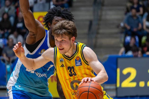 Basketball Bundesliga BBL, Frankfurt Skyliners vs. ALBA Berlin, Süwag Energie Arena Frankfurt am Main; 26.04.2026 Basketball Bundesliga BBL, Frankfurt am Main, Germany - 26.04.2026: Bennet Hundt (ALBA BERLIN, 33) am Ball gegen Isaiah Swope (Frankfurt Skyliners, 1), Basketball Bundesliga BBL, Spiel der Frankfurt Skyliners vs. ALBA Berlin, Süwag Energie Arena Frankfurt am Main Copyright: xBEAUTIFULxSPORTS Freudensteinx