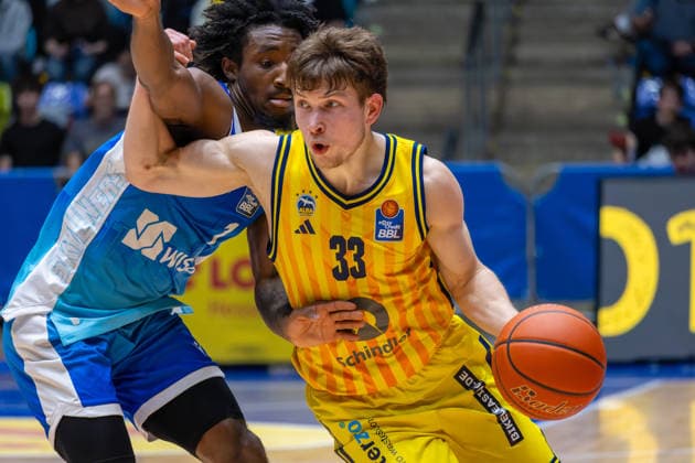 Basketball Bundesliga BBL, Frankfurt Skyliners vs. ALBA Berlin, Süwag Energie Arena Frankfurt am Main; 26.04.2026 Basketball Bundesliga BBL, Frankfurt am Main, Germany - 26.04.2026: Bennet Hundt (ALBA BERLIN, 33) am Ball gegen Isaiah Swope (Frankfurt Skyliners, 1), Basketball Bundesliga BBL, Spiel der Frankfurt Skyliners vs. ALBA Berlin, Süwag Energie Arena Frankfurt am Main Copyright: xBEAUTIFULxSPORTS Freudensteinx
