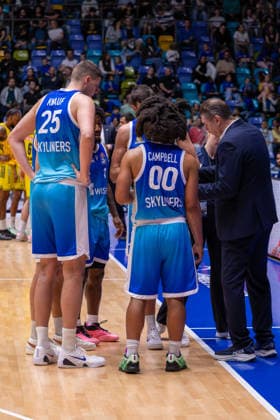 Basketball Bundesliga BBL, Frankfurt Skyliners vs. ALBA Berlin, Süwag Energie Arena Frankfurt am Main; 26.04.2026 Basketball Bundesliga BBL, Frankfurt am Main, Germany - 26.04.2026: Die Spieler der Frankfurt Skyliners während einer Auszeit mit Klaus Perwas (Headcoach Frankfurt Skyliners), Basketball Bundesliga BBL, Spiel der Frankfurt Skyliners vs. ALBA Berlin, Süwag Energie Arena Frankfurt am Main Copyright: xBEAUTIFULxSPORTS Freudensteinx