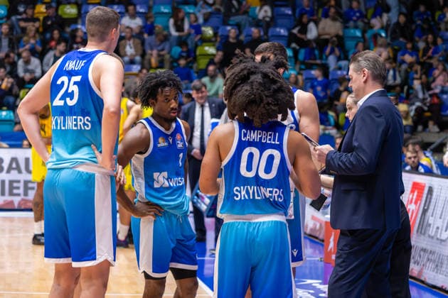 Basketball Bundesliga BBL, Frankfurt Skyliners vs. ALBA Berlin, Süwag Energie Arena Frankfurt am Main; 26.04.2026 Basketball Bundesliga BBL, Frankfurt am Main, Germany - 26.04.2026: Die Spieler der Frankfurt Skyliners während einer Auszeit mit Klaus Perwas (Headcoach Frankfurt Skyliners), Basketball Bundesliga BBL, Spiel der Frankfurt Skyliners vs. ALBA Berlin, Süwag Energie Arena Frankfurt am Main Copyright: xBEAUTIFULxSPORTS Freudensteinx