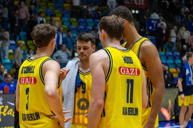 Basketball Bundesliga BBL, Frankfurt Skyliners vs. ALBA Berlin, Süwag Energie Arena Frankfurt am Main; 26.04.2026 Basketball Bundesliga BBL, Frankfurt am Main, Germany - 26.04.2026: Die Spieler von ALBA Berlin nach dem gewonnenen Spiel, Basketball Bundesliga BBL, Spiel der Frankfurt Skyliners vs. ALBA Berlin, Süwag Energie Arena Frankfurt am Main Copyright: xBEAUTIFULxSPORTS Freudensteinx