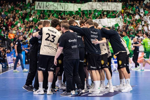 26.04.2026, xovx, Handball Daikin Handball Bundesliga, HSG Wetzlar - Bergischer HC Die Spieler des Bergischen HC schwören sich auf das Spiel ein. Wetzlar Buderus-Arena Hessen Deutschland (DE)