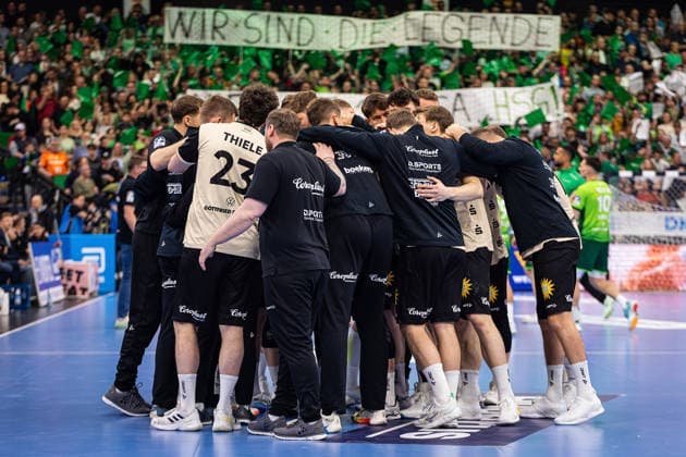 26.04.2026, xovx, Handball Daikin Handball Bundesliga, HSG Wetzlar - Bergischer HC Die Spieler des Bergischen HC schwören sich auf das Spiel ein. Wetzlar Buderus-Arena Hessen Deutschland (DE)