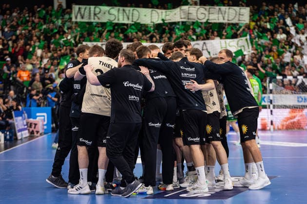 26.04.2026, xovx, Handball Daikin Handball Bundesliga, HSG Wetzlar - Bergischer HC Die Spieler des Bergischen HC schwören sich auf das Spiel ein. Wetzlar Buderus-Arena Hessen Deutschland (DE)