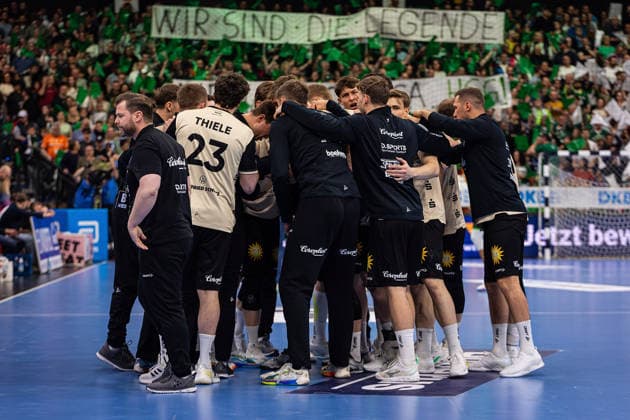 26.04.2026, xovx, Handball Daikin Handball Bundesliga, HSG Wetzlar - Bergischer HC Die Spieler des Bergischen HC schwören sich auf das Spiel ein. Wetzlar Buderus-Arena Hessen Deutschland (DE)