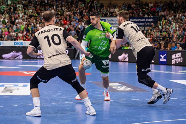 26.04.2026, xovx, Handball Daikin Handball Bundesliga, HSG Wetzlar - Bergischer HC v.l. Fynn Hangstein (Bergischer HC), Stefan Cavor (HSG Wetzlar), Gerdas Babarskas (Bergischer HC) Wetzlar Buderus-Arena Hessen Deutschland (DE)