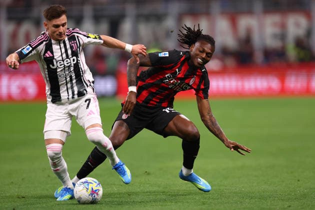 Ac Milan - Juventus Fc Francisco Conceicao of Juventus Fc and Rafael Leao of Ac Milan battle for the ball during the Serie A match beetween Ac Milan and Juventus Fc at Stadio Giuseppe Meazza on April 26 2026 in Milano, Italy . Milano Stadio Giuseppe Meazza Italy Copyright: xMarcoxCanonierox